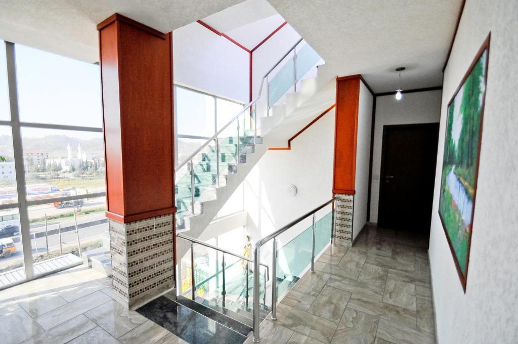 Hotel Lubjana Тирана Екстер'єр фото