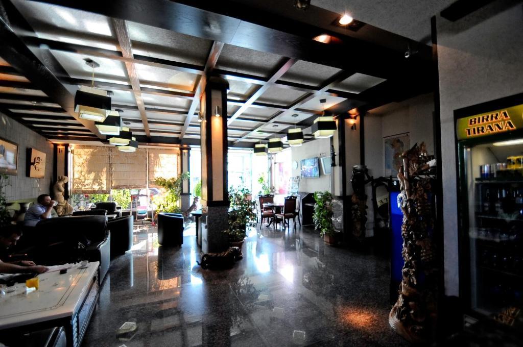 Hotel Lubjana Тирана Екстер'єр фото