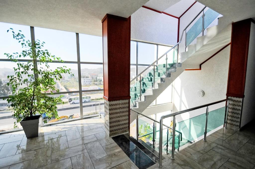 Hotel Lubjana Тирана Екстер'єр фото