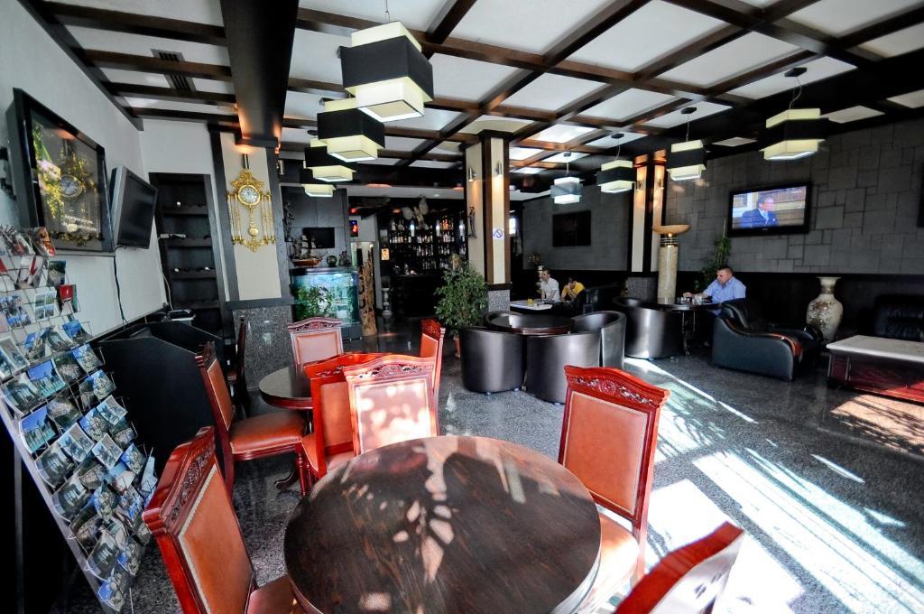 Hotel Lubjana Тирана Екстер'єр фото