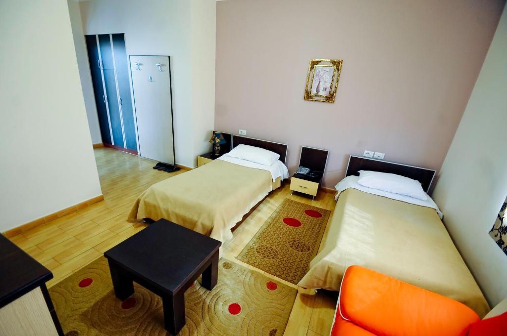Hotel Lubjana Тирана Екстер'єр фото